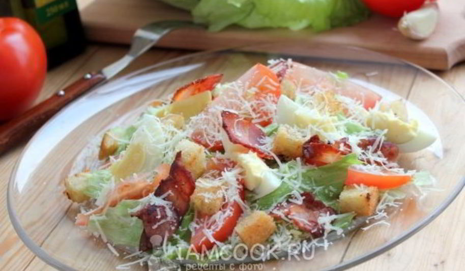 Рецепт салата цезарь с беконом