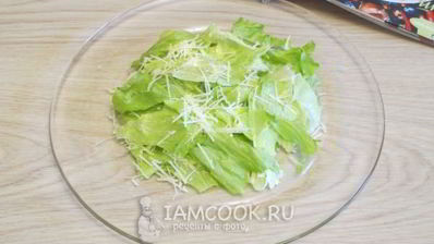 салат цезарь с беконом