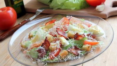 салат цезарь с беконом