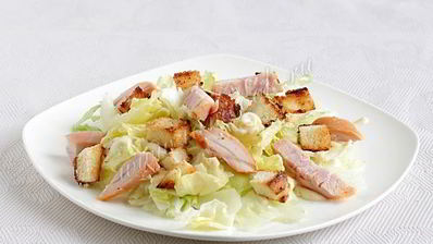 салат цезарь с копченой курицей