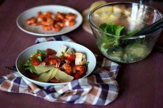 Салат Цезарь с креветками