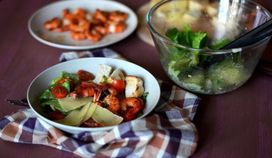 Рецепт салата цезарь с креветками