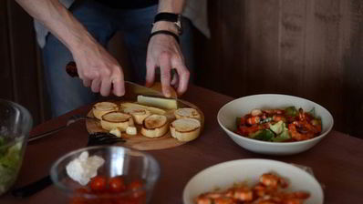 салат цезарь с креветками