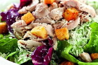 Салат Цезарь с куриной грудкой