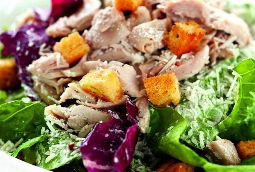 Салат Цезарь с куриной грудкой