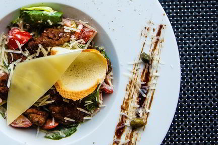 Салат Цезарь с куриной печенью