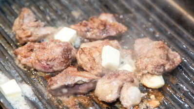 салат цезарь с куриной печенью