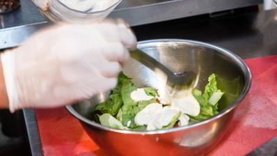 салат цезарь с куриной печенью