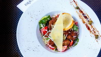 салат цезарь с куриной печенью