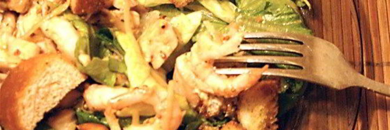 Салат Цезарь с курицей, горчицей и креветками