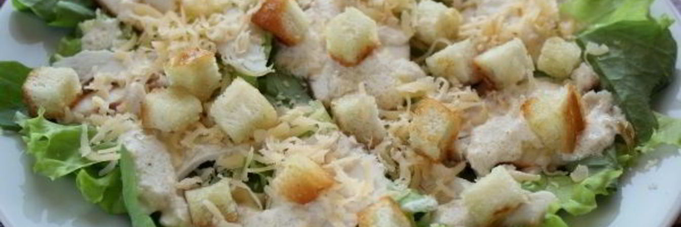 Салат Цезарь с курицей и сухариками