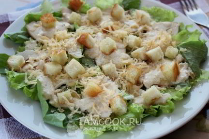 Салат Цезарь с курицей и сухариками