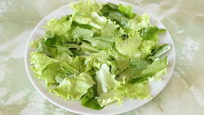 салат цезарь с курицей и сухариками