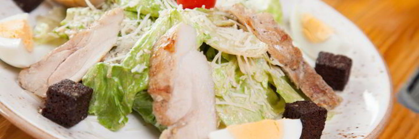 Салат Цезарь с курицей