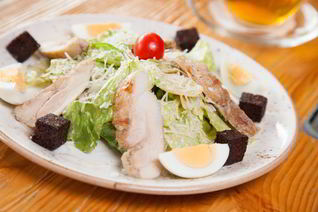 Салат Цезарь с курицей