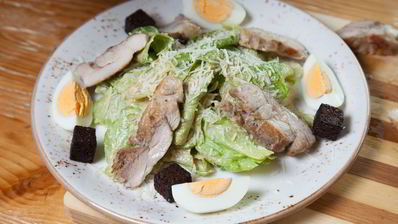 салат цезарь с курицей