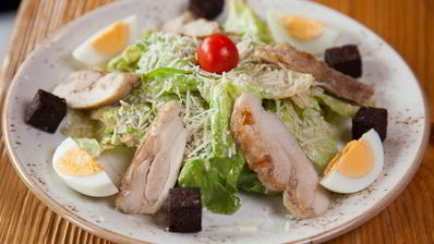 салат цезарь с курицей
