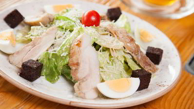 салат цезарь с курицей