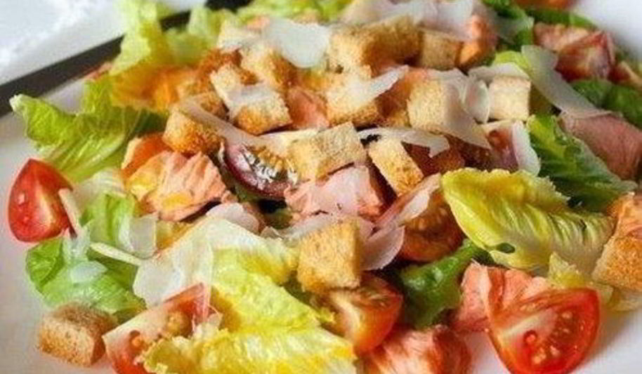 Рецепт салата цезарь с лососем с помидорами черри