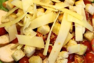 Салат Цезарь с маринованной курицей