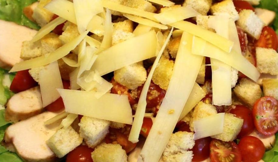 Рецепт салата цезарь с маринованной курицей