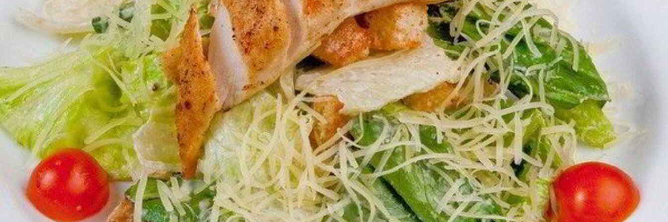 Салат Цезарь с медовым куриным филе