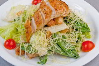 Салат Цезарь с медовым куриным филе