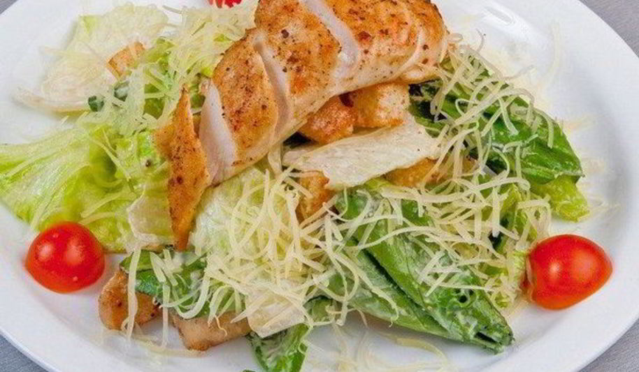 Рецепт салата цезарь с медовым куриным филе