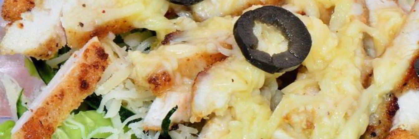 Салат Цезарь с огурцом и маслинами