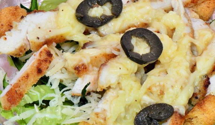 Рецепт салата цезарь с огурцом и маслинами