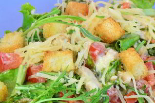 Салат Цезарь с руколой