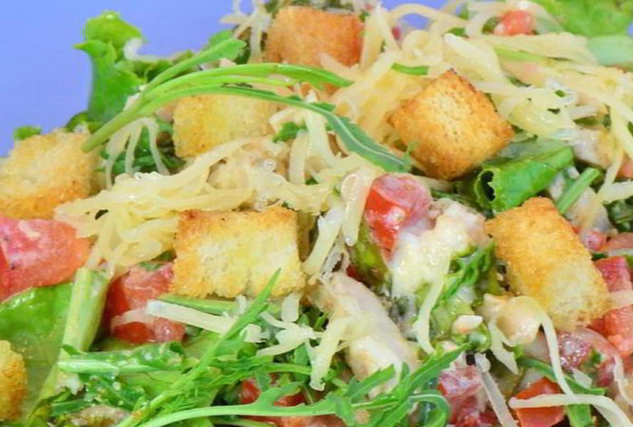 Салат Цезарь с руколой