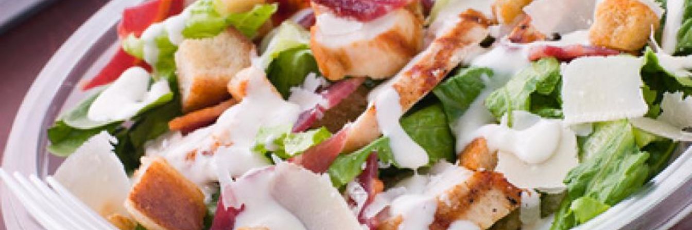 Салат Цезарь с цыпленком и беконом