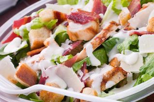 Салат Цезарь с цыпленком и беконом