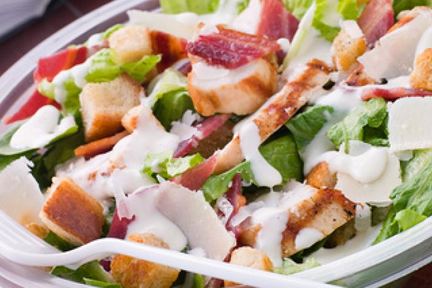 Салат Цезарь с цыпленком и беконом
