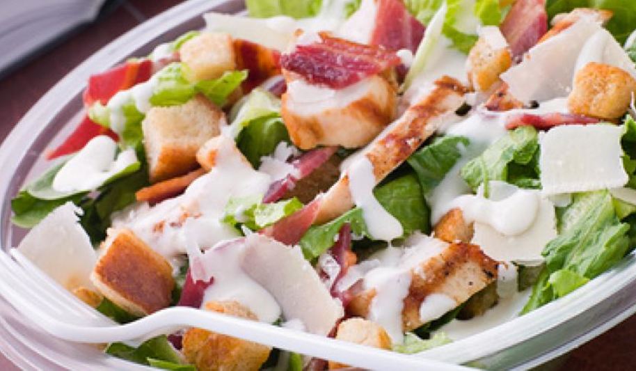 Рецепт салата цезарь с цыпленком и беконом