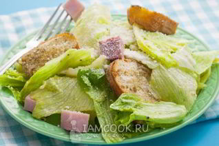 Салат Цезарь с ветчиной