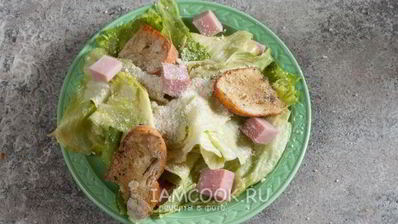 салат цезарь с ветчиной
