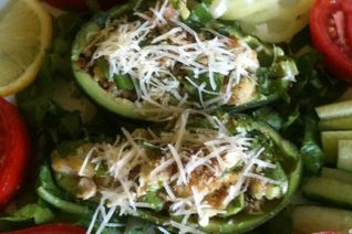 Салат Цезарь в лодочках из авокадо