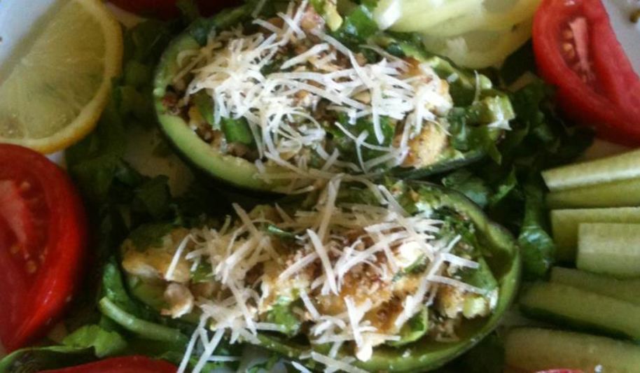 Рецепт салата цезарь в лодочках из авокадо