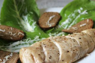 Салат Цезарь в минималистическом стиле