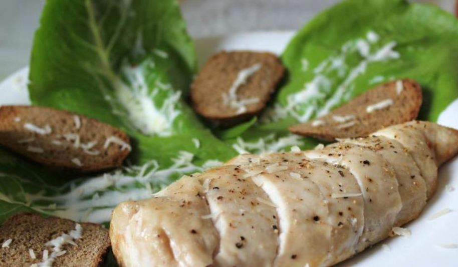 Рецепт салата цезарь в минималистическом стиле