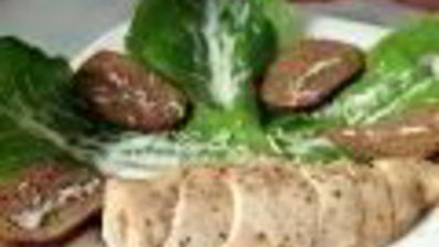 салат цезарь в минималистическом стиле