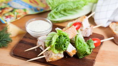 шашлык из куриной грудки под соусом цезарь