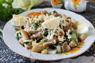 Цезарь с копченой курицей и маринованными грибами