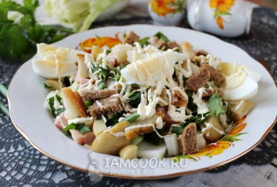 Цезарь с копченой курицей и маринованными грибами