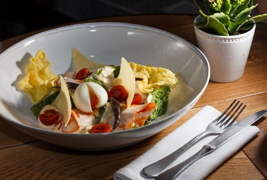 Утренний Цезарь с яйцом