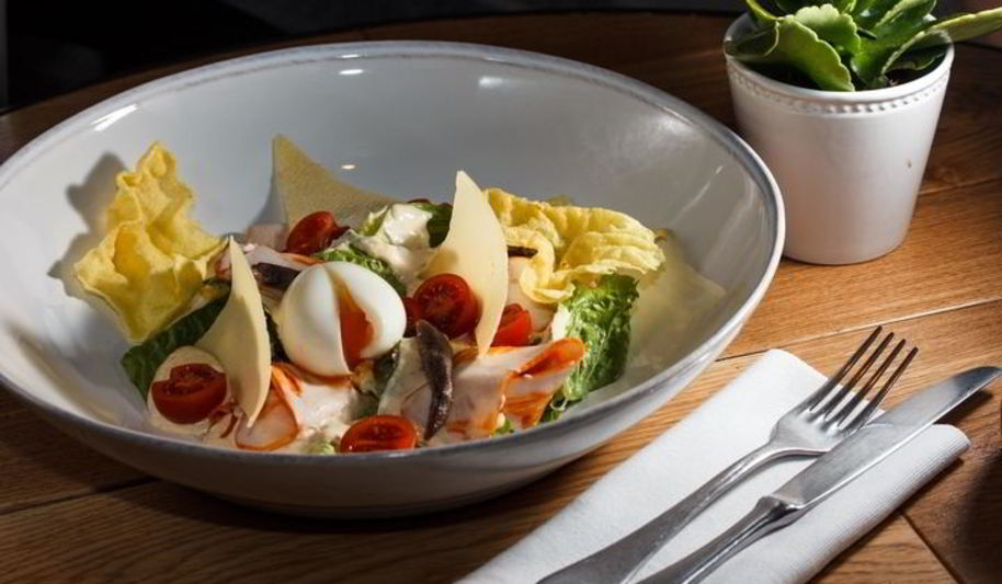 Рецепт утреннего цезаря с яйцом