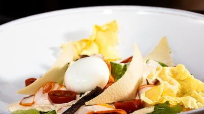 утренний цезарь с яйцом