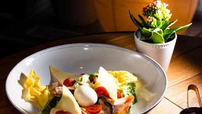 утренний цезарь с яйцом